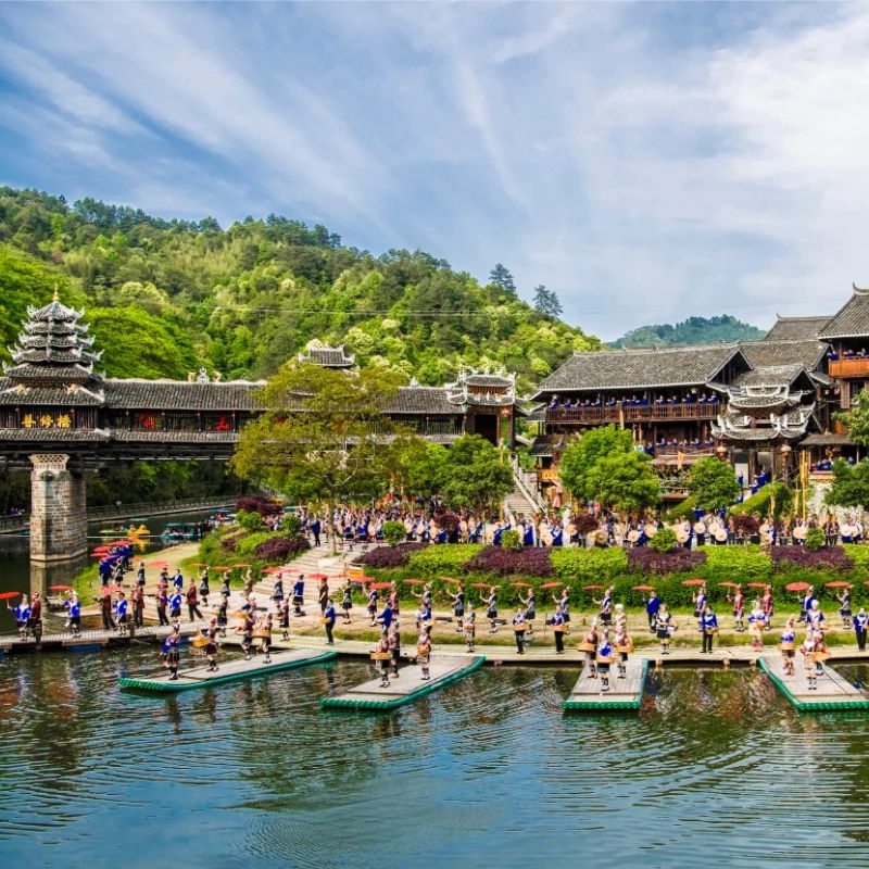 快乐大巴游--【好运通道、福地怀化】湖南通道皇都侗寨、转兵纪念馆、万佛山、怀化洪江古商城、安江袁隆平旧居、芷江受降馆、龙津风雨桥、柳州青云早市、窑阜古镇、五星街空调汽车纯玩五天